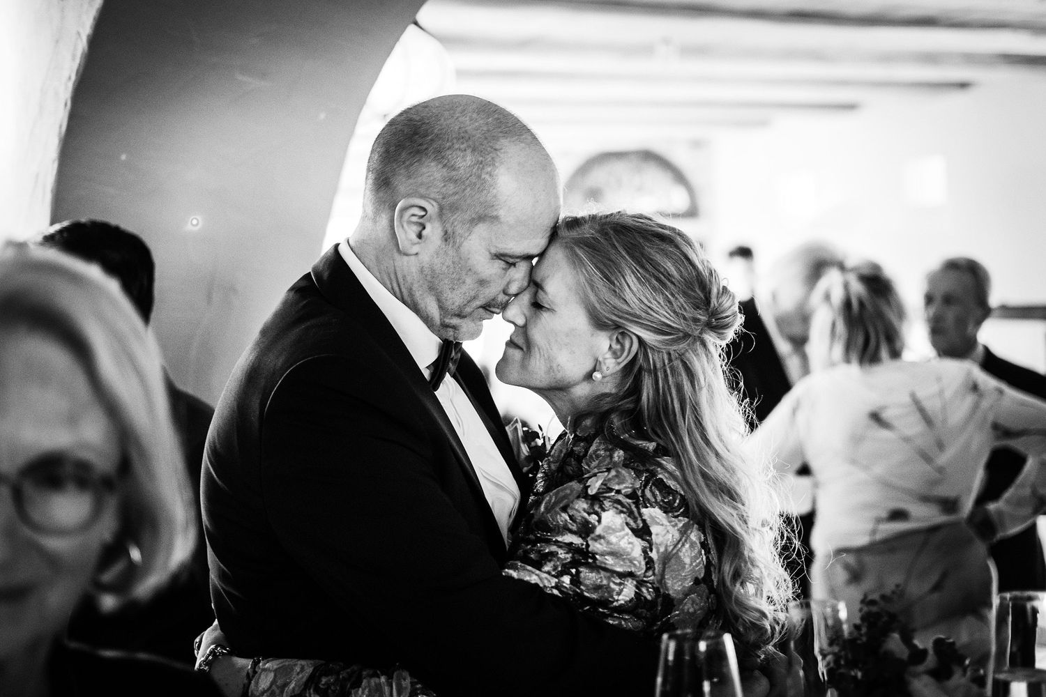 TLOOK photographe de mariage de style documentaire, aux portes des iris cocktail portrait des invités