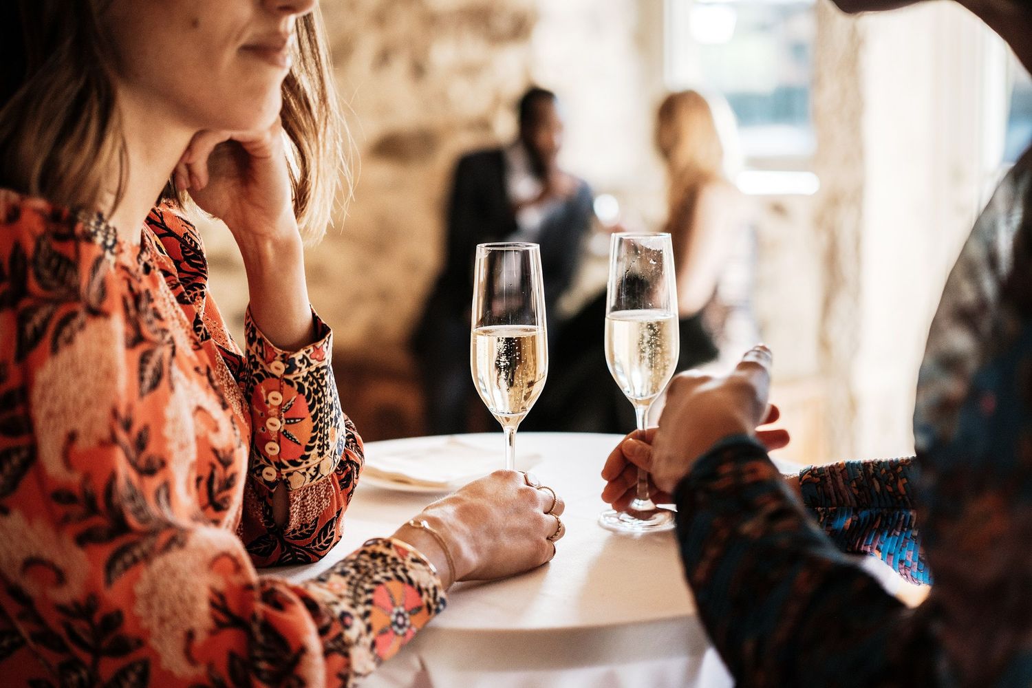 TLOOK photographe de mariage de style documentaire, aux portes des iris cocktail détails coupes de champagne