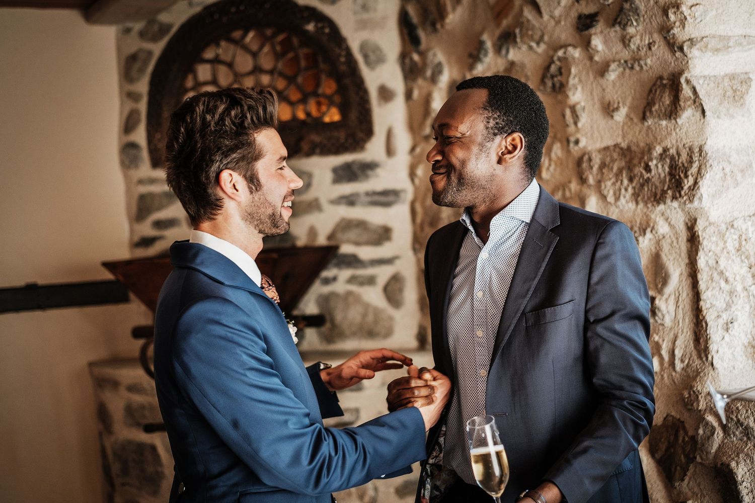 TLOOK photographe de mariage de style documentaire, aux portes des iris cocktail le marié salue un invité