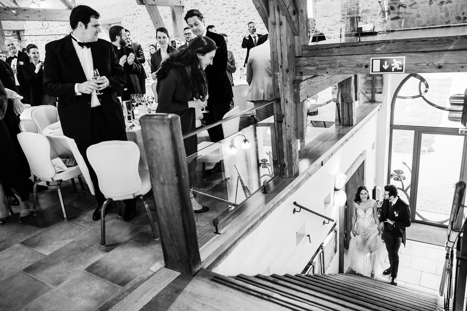 TLOOK photographe de mariage de style documentaire, aux portes des iris les mariés entrent en salle