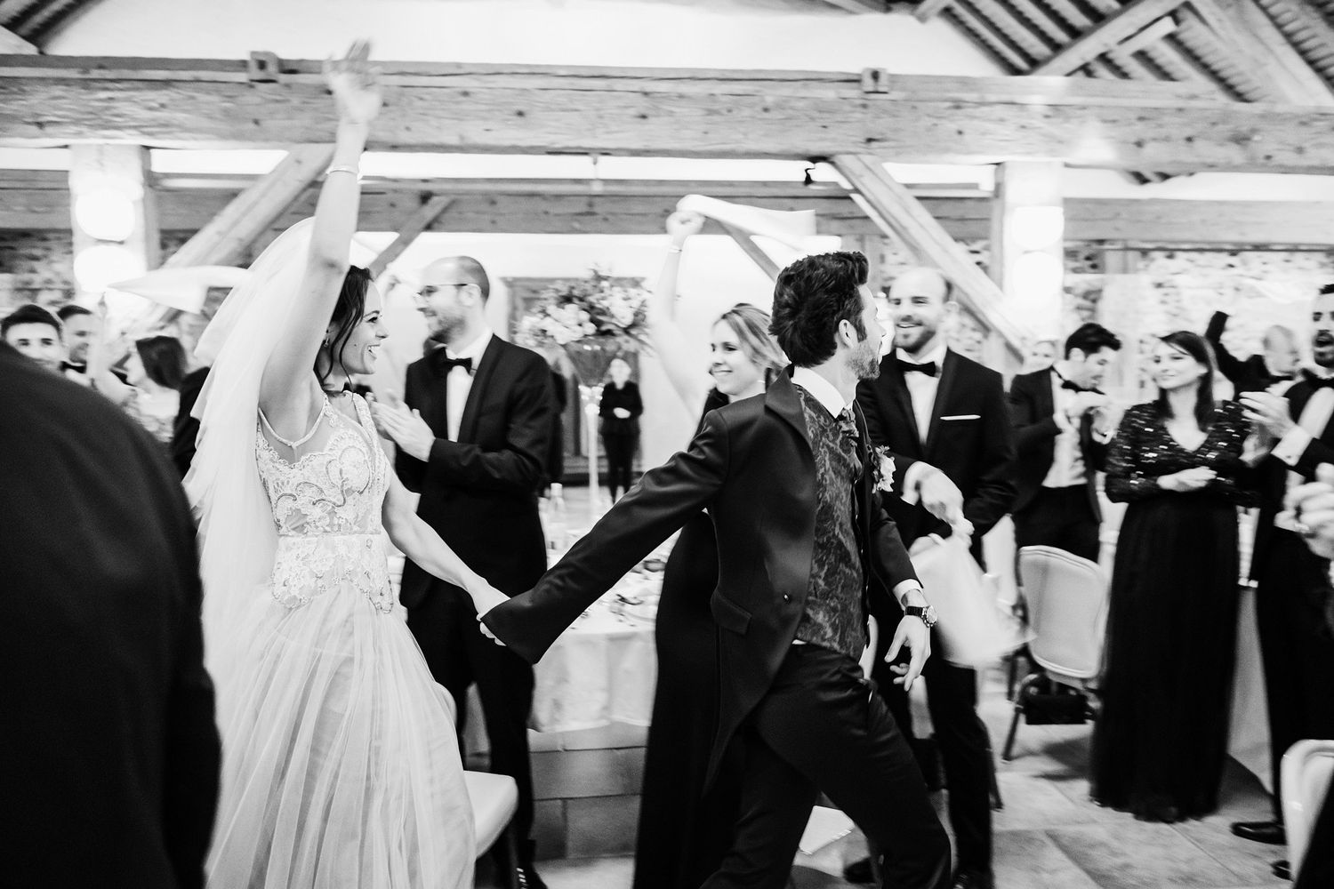 TLOOK photographe de mariage de style documentaire, aux portes des iris les mariés entrent en salle