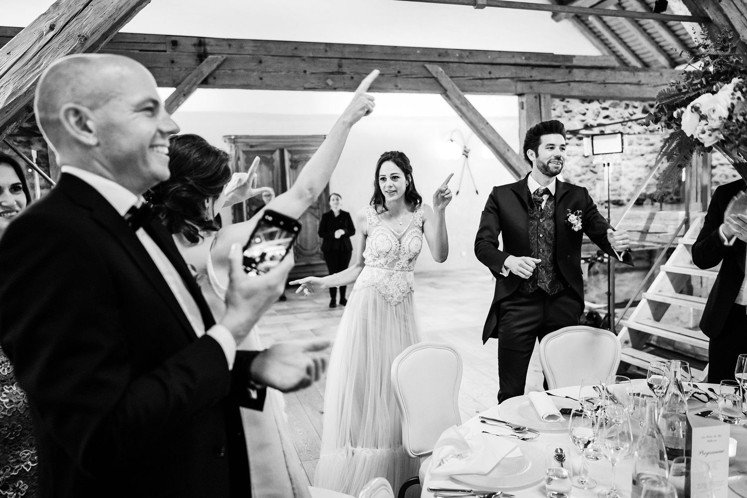 TLOOK photographe de mariage de style documentaire, aux portes des iris les mariés entrent en salle