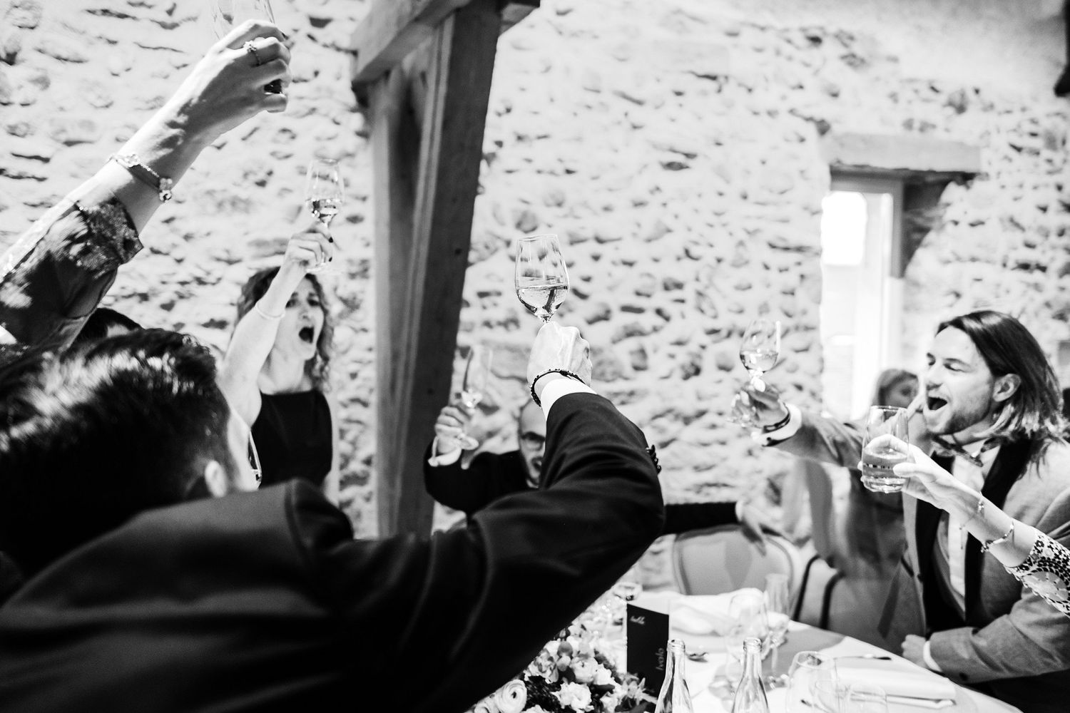 TLOOK photographe de mariage de style documentaire, aux portes des iris invités font santé