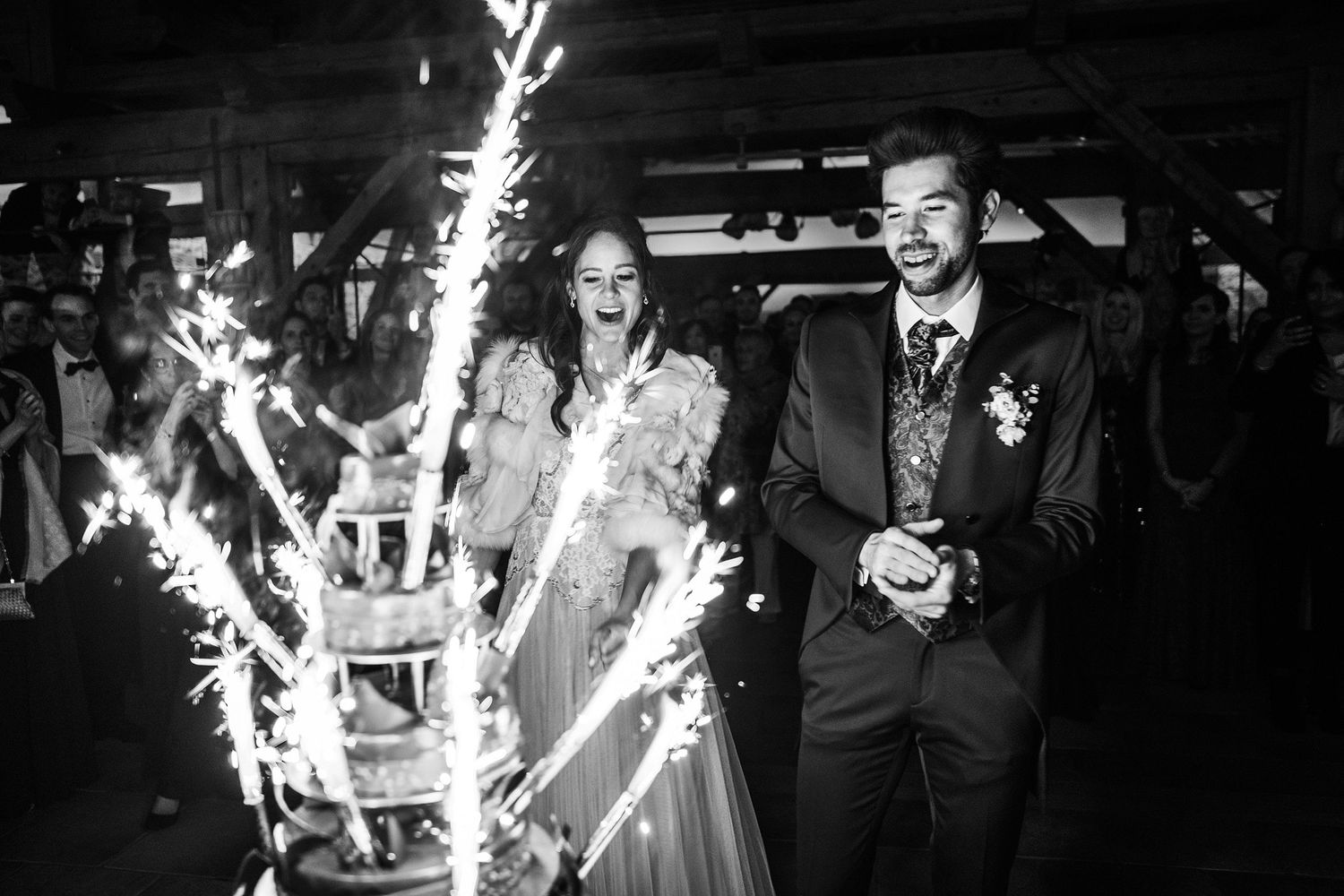 TLOOK photographe de mariage de style documentaire, aux portes des iris coupe du gâteau