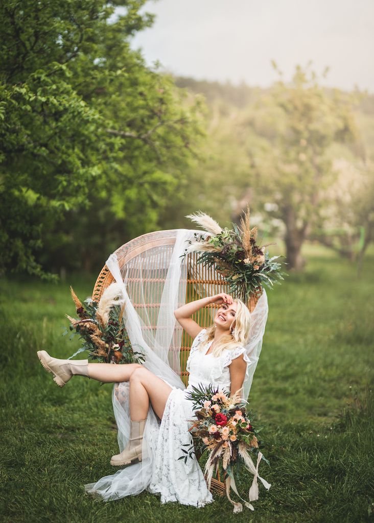 Brud i påfågelstol med blombuketter. Vitt tylltyg. Rosenhill. Photo By Anna Jarlhäll bröllopsfotograf i Stockholm