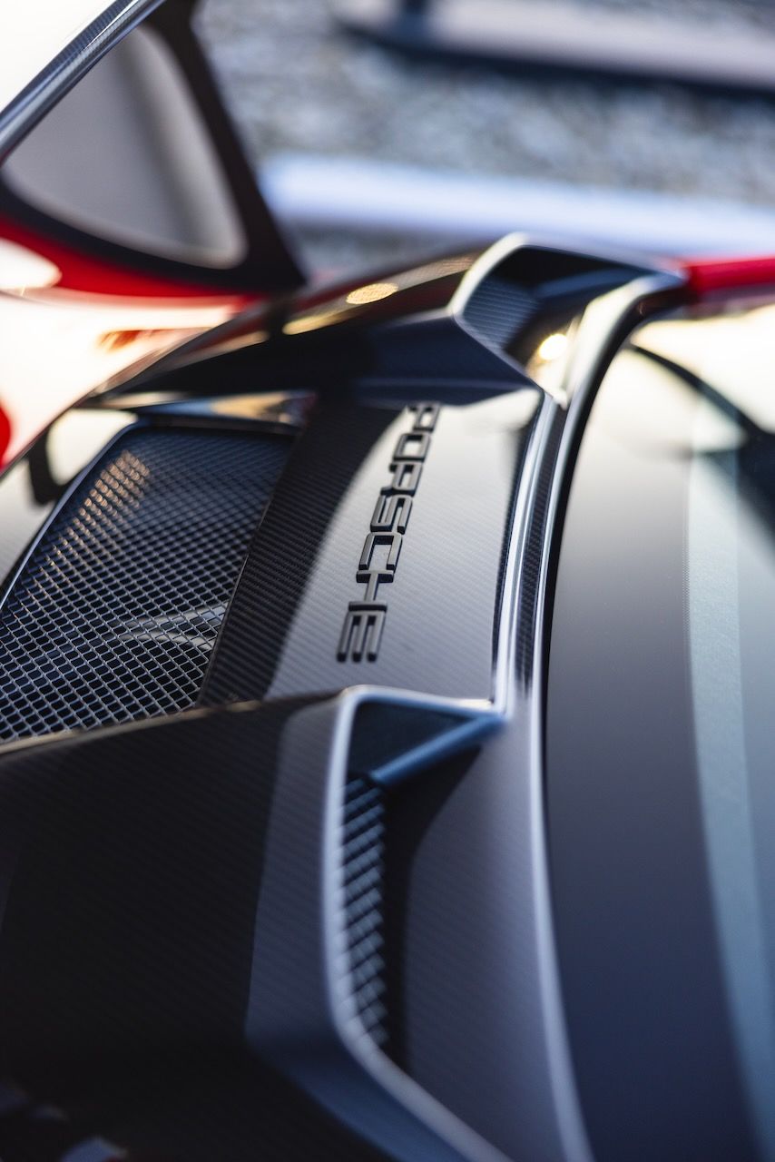 Detailaufnahme der Ansaugung eines roten Porsche 911 GT2 RS.