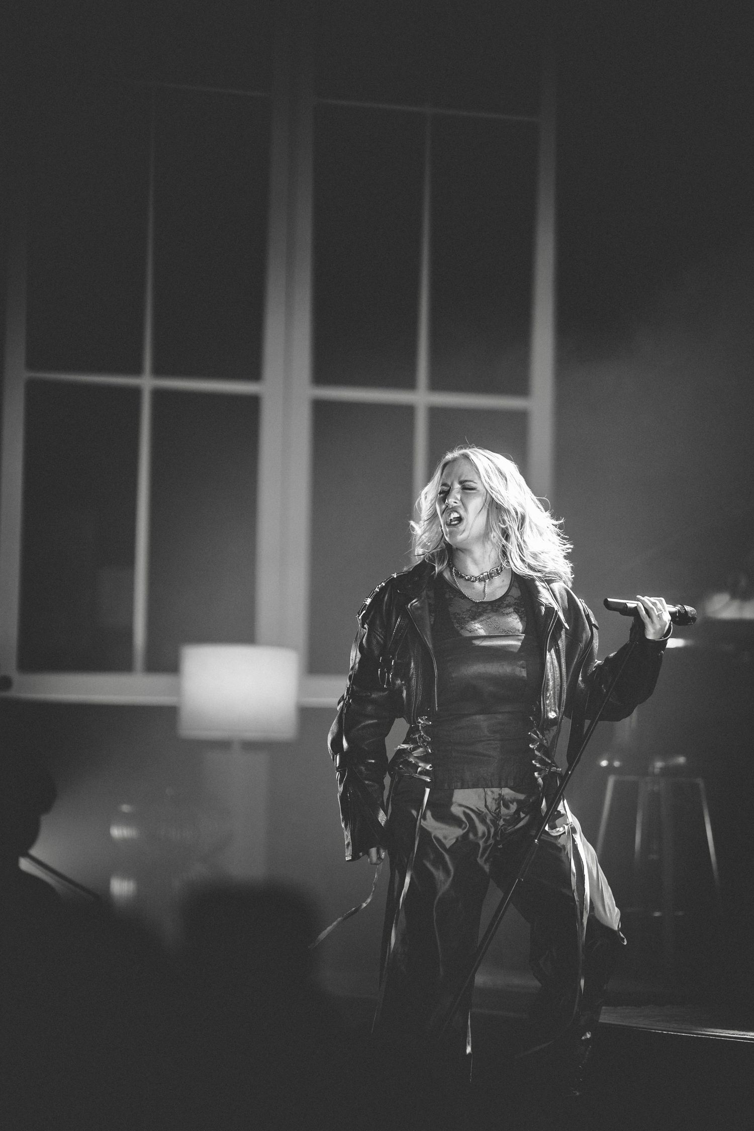 Fotograf dokumenterar hela konserten – stämningsfulla bilder från Slagthuset med Molly Sandén.
