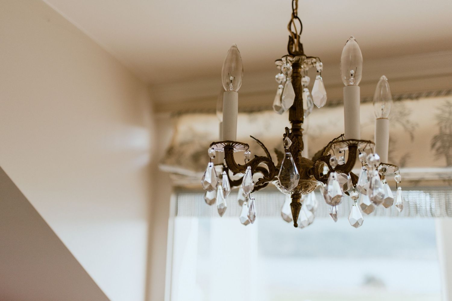 chandelier-romantic-wedding-venue-rowena's-inn