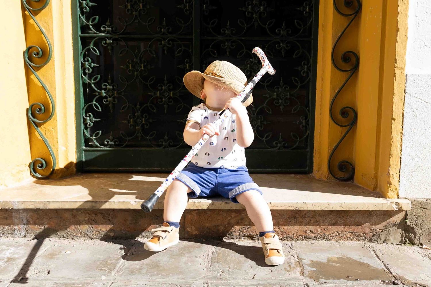Portrait d'enfant rigolo dans les rues de Séville