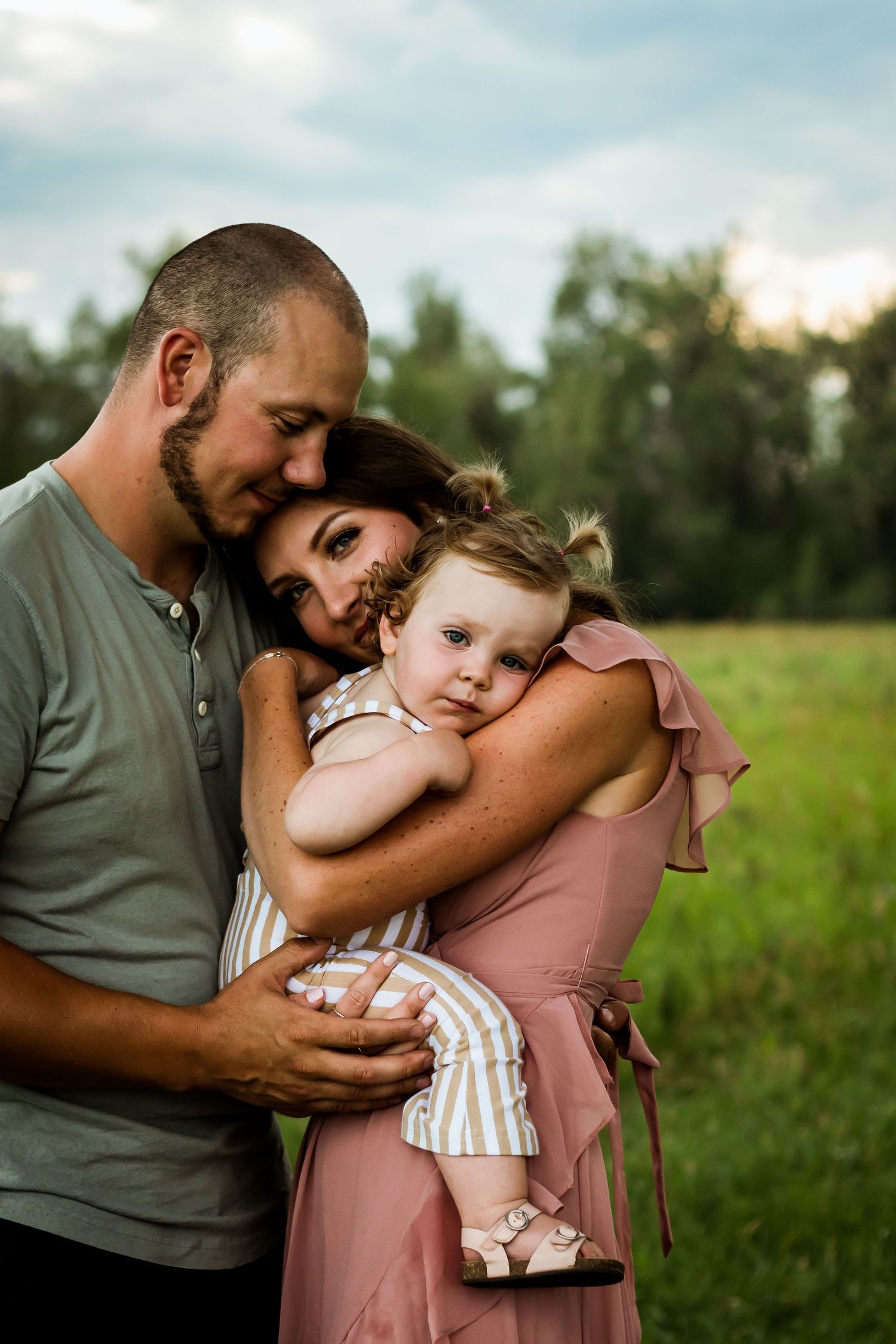 Beautiful lifestyle family photography: Summer family photos in Fish Creek Park, Calgary Alberta.