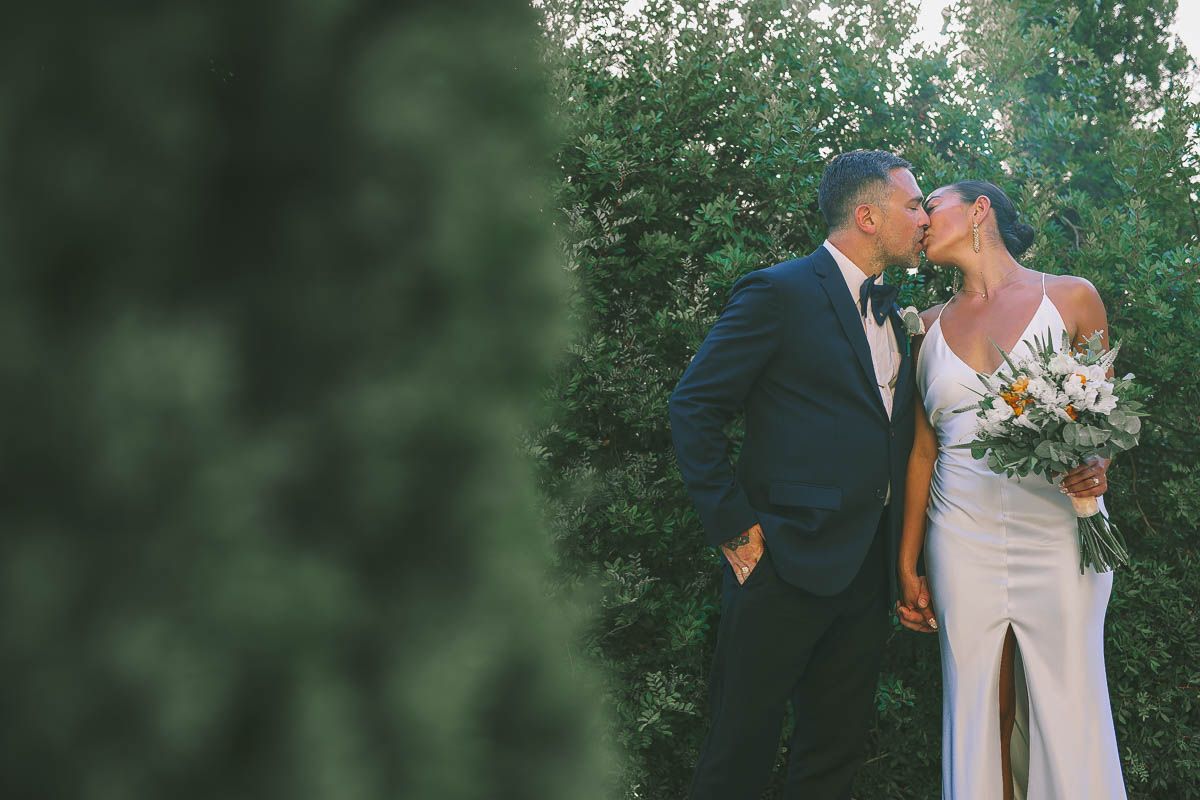 a couple kiss wedding photography in kefalonia captured by GeorgeNafpliotis.com