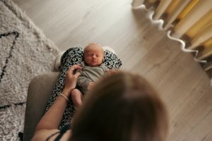 baby ligt bij de moeder op schoot