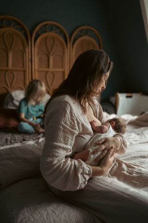 moeder geeft borstvoeding aan pasgeboren baby