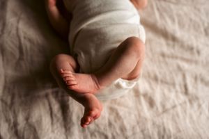 beentjes van een newborn
