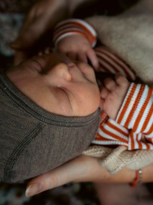 baby met wollen mutsje