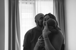 papa en mama knuffelen met hun baby
