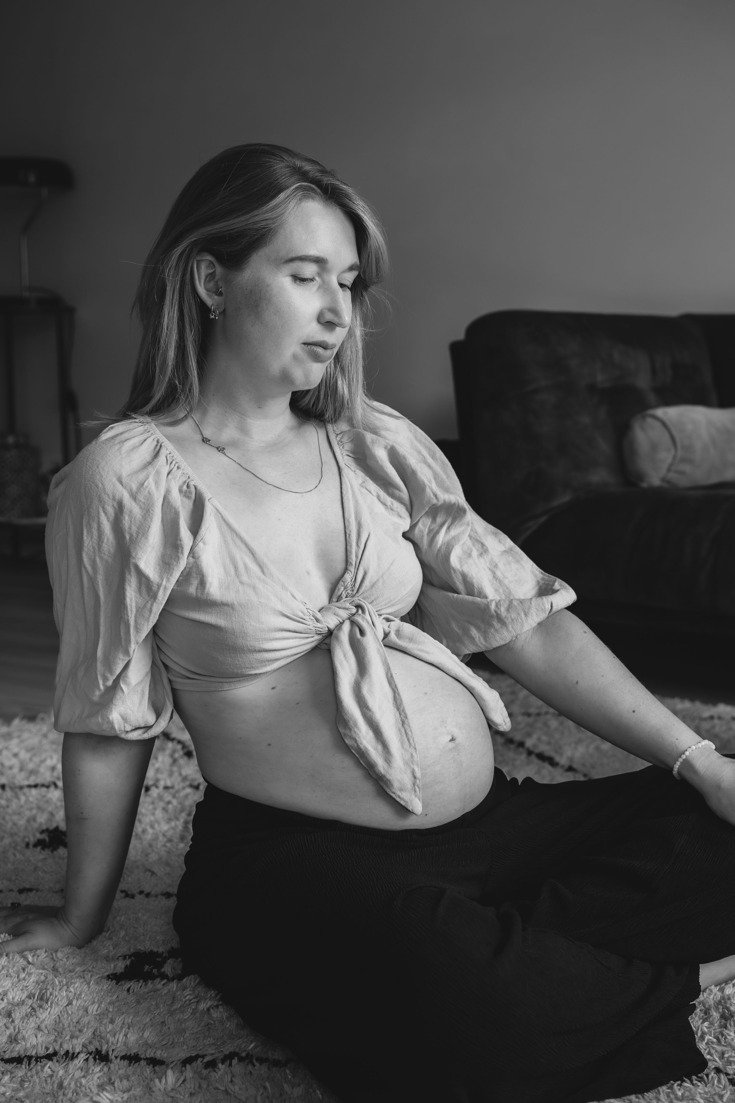 zwangere vrouw met blote buik