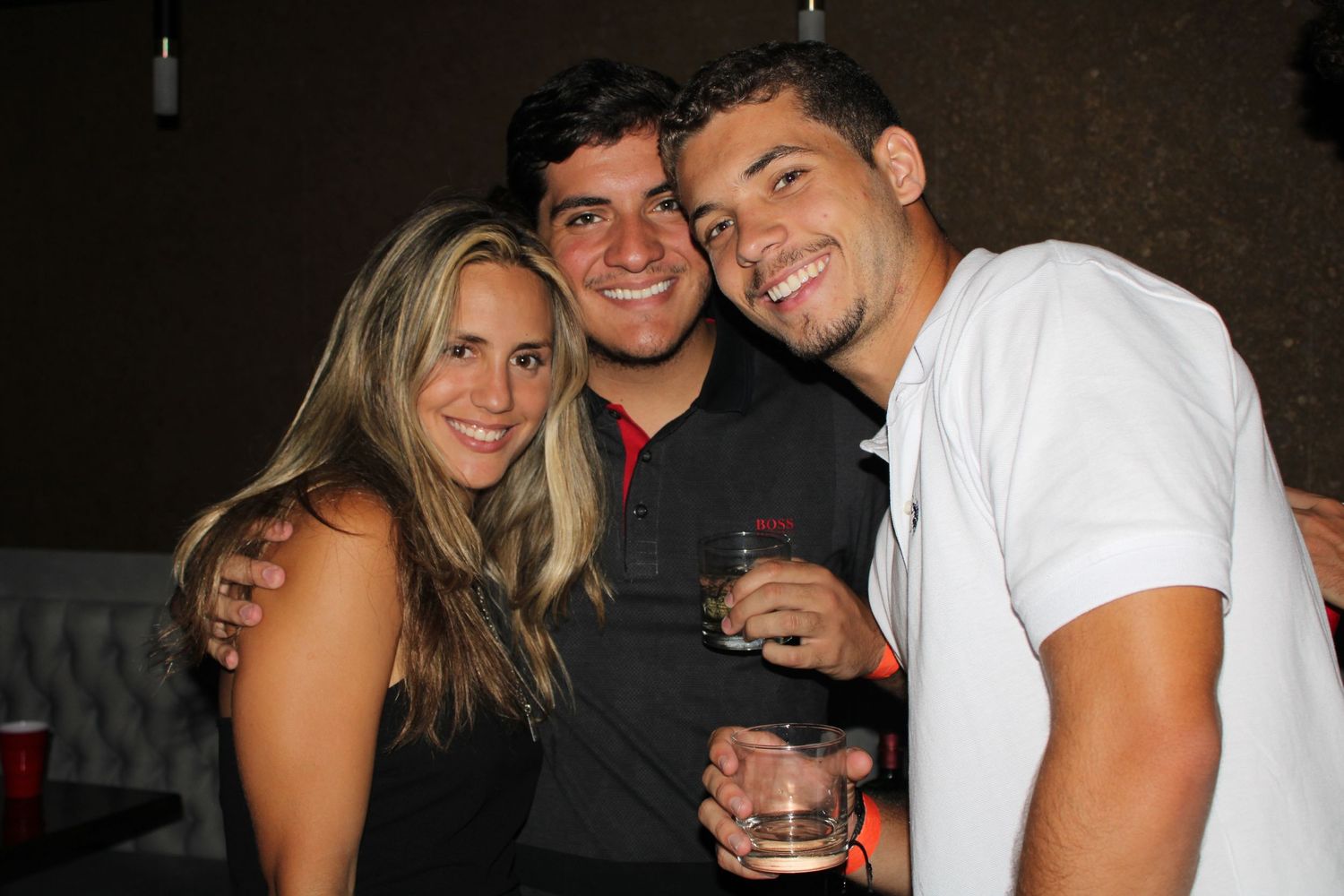 fotografía profesional de un grupo de amigos en una fiesta