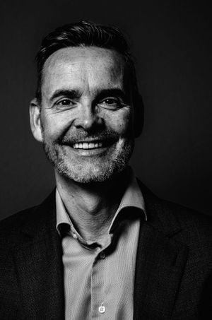 zakelijke portret fotograaf, LinkedIn, social media, fotostudio almere, portretfotografie, zelfportret, selfie, business