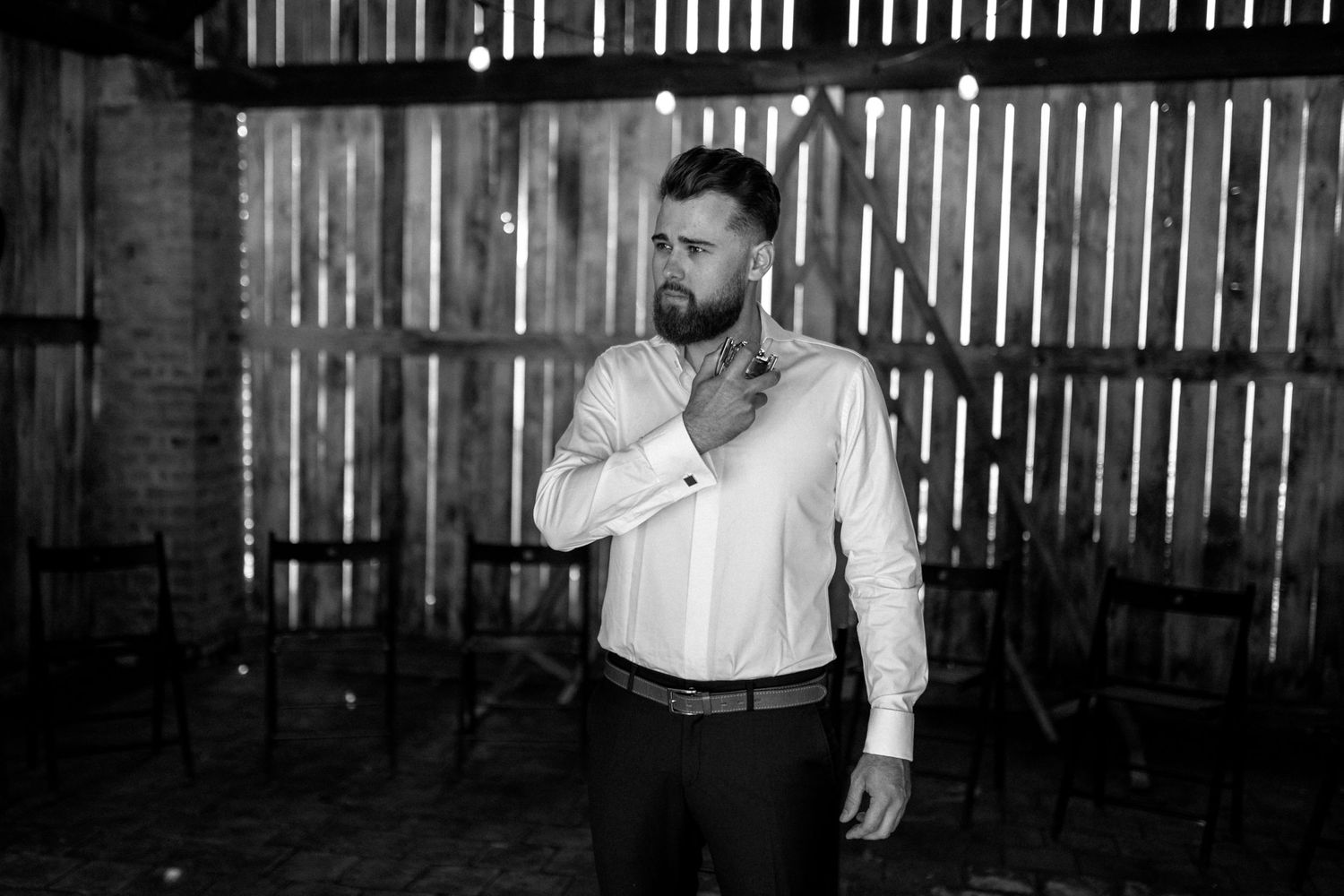 Svatební focení ženicha při přípravách fotograf Lukáš Vavřinec