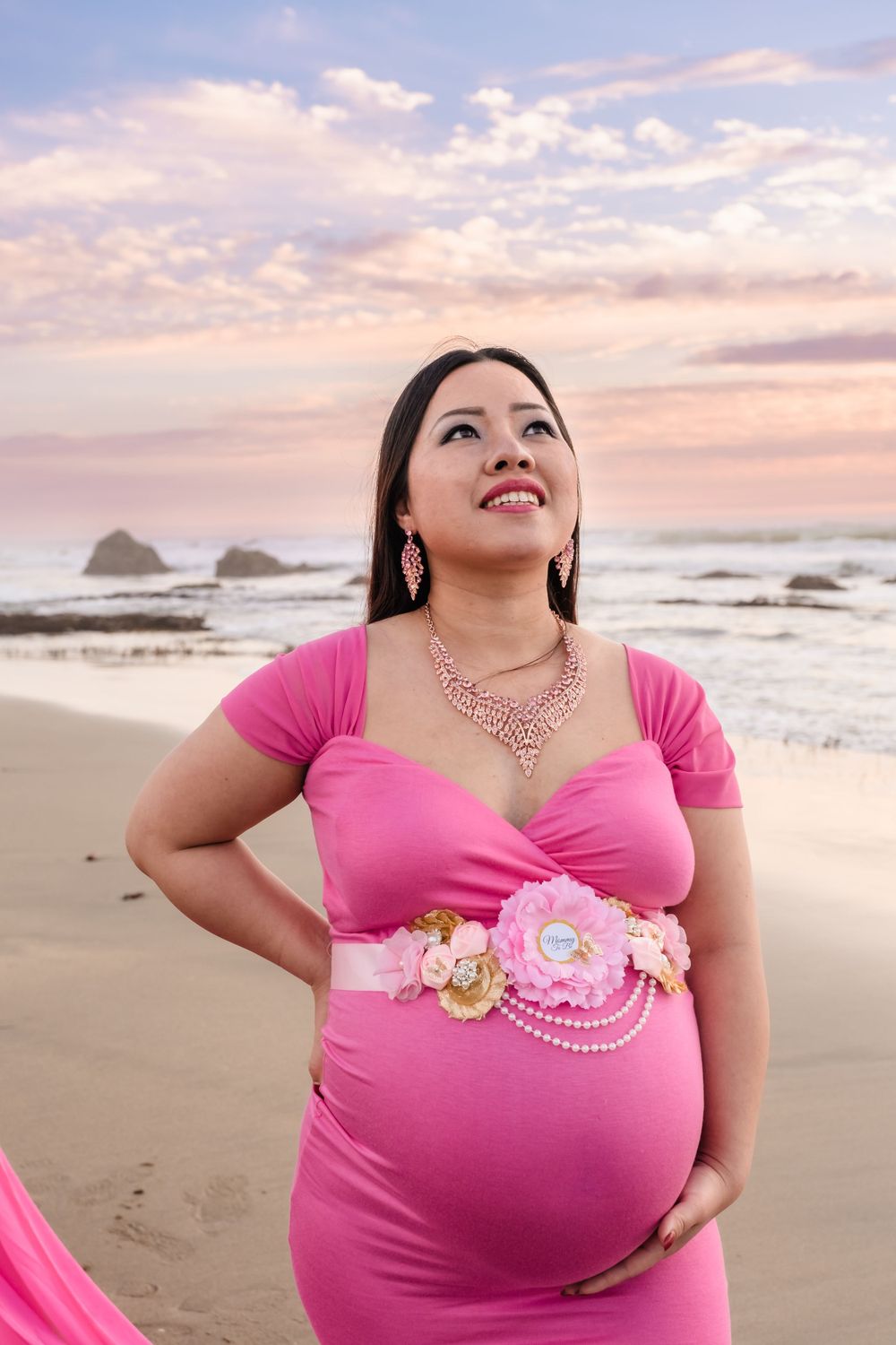 glowing mama to be at a maternity photoshoot in halfmoon bay by a traveling portrait photographer