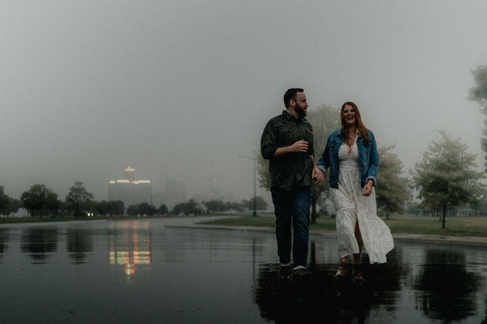 Detroit Michigan elopement couple in rain on Belle Isle