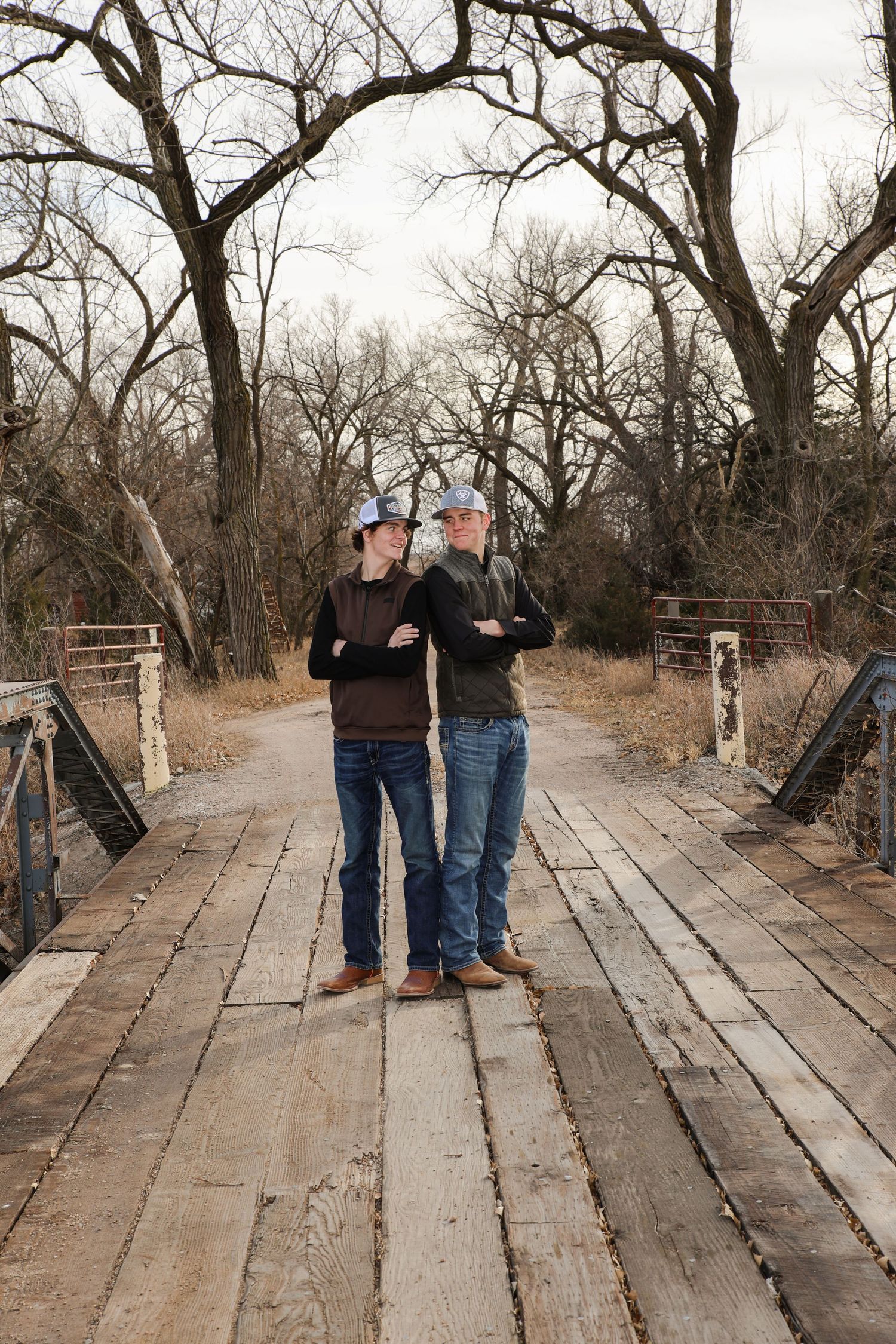 becky katzberg photography family photos brothers on a bridge in winter