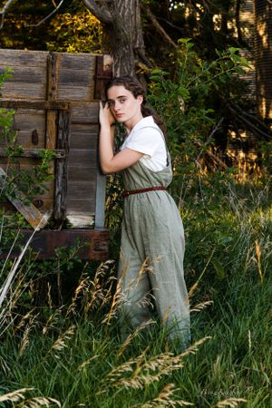 becky katzberg photography senior girl in jumpsuit  at old wagon