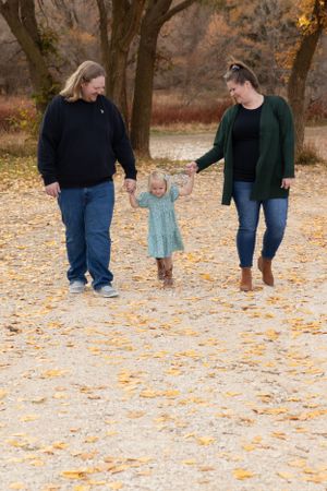 becky katzberg photography fall family photo at park with parents and preschool girl