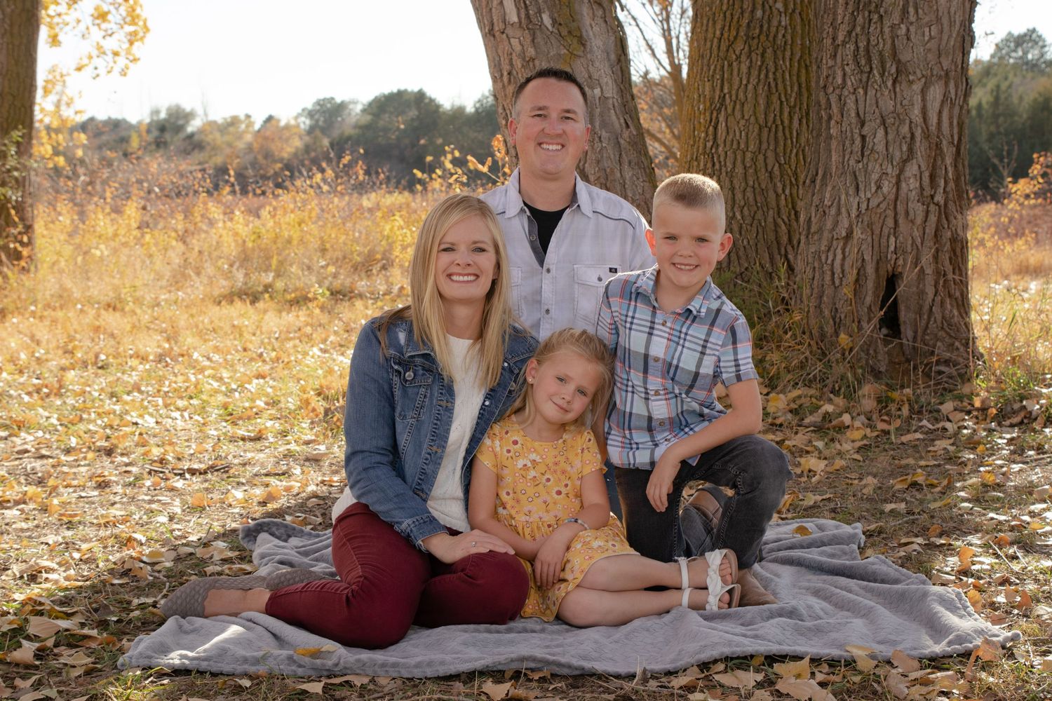 becky katzberg photography fall family photos at park with parents and two young children
