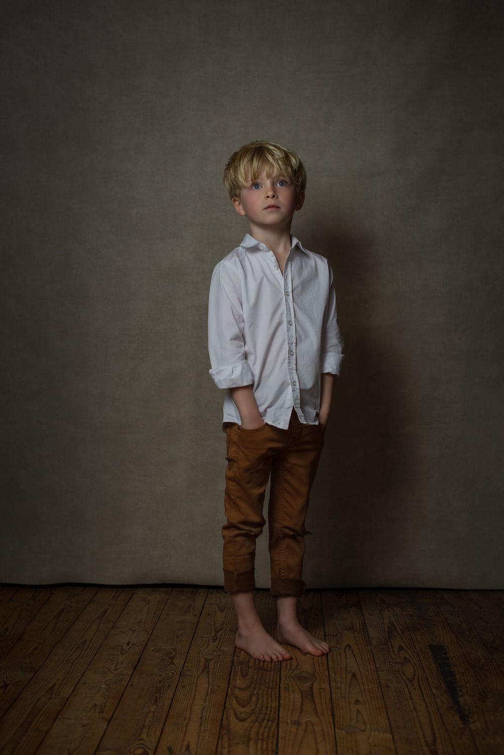 Portret jongen voor backdrop