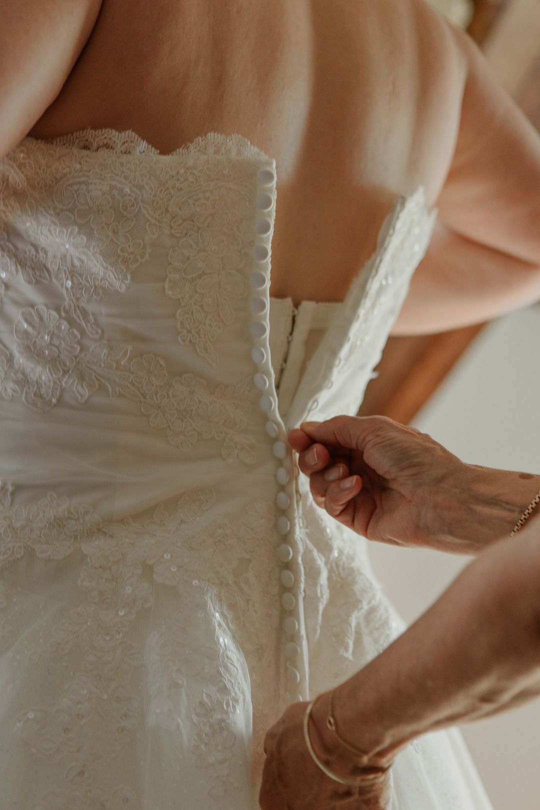 Kyra Trouw Fotografie | Puur, verhalend & liefdevol | Getting Ready | Bruid | Getting dressed | trouwjurk | bruiloft