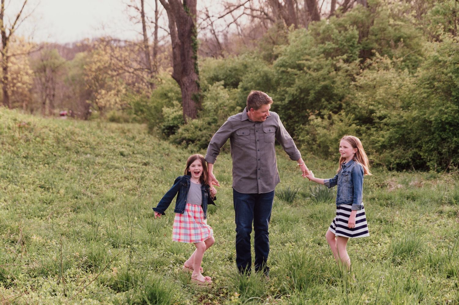 grass dad with daughters