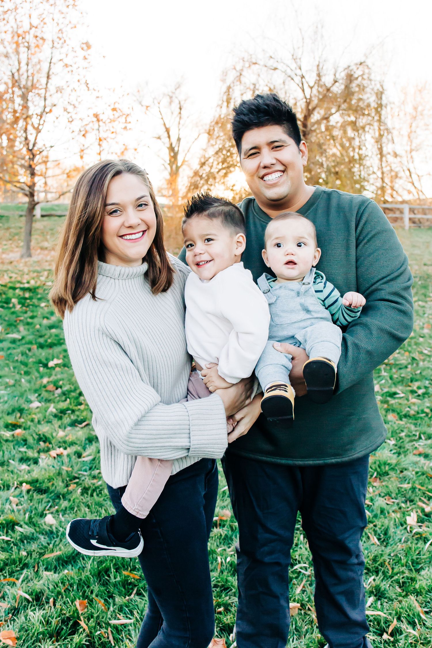 Family session, Fall family, Family of four, outfit inspo, fall outfit ideas, family outfit ideas, fall leaves