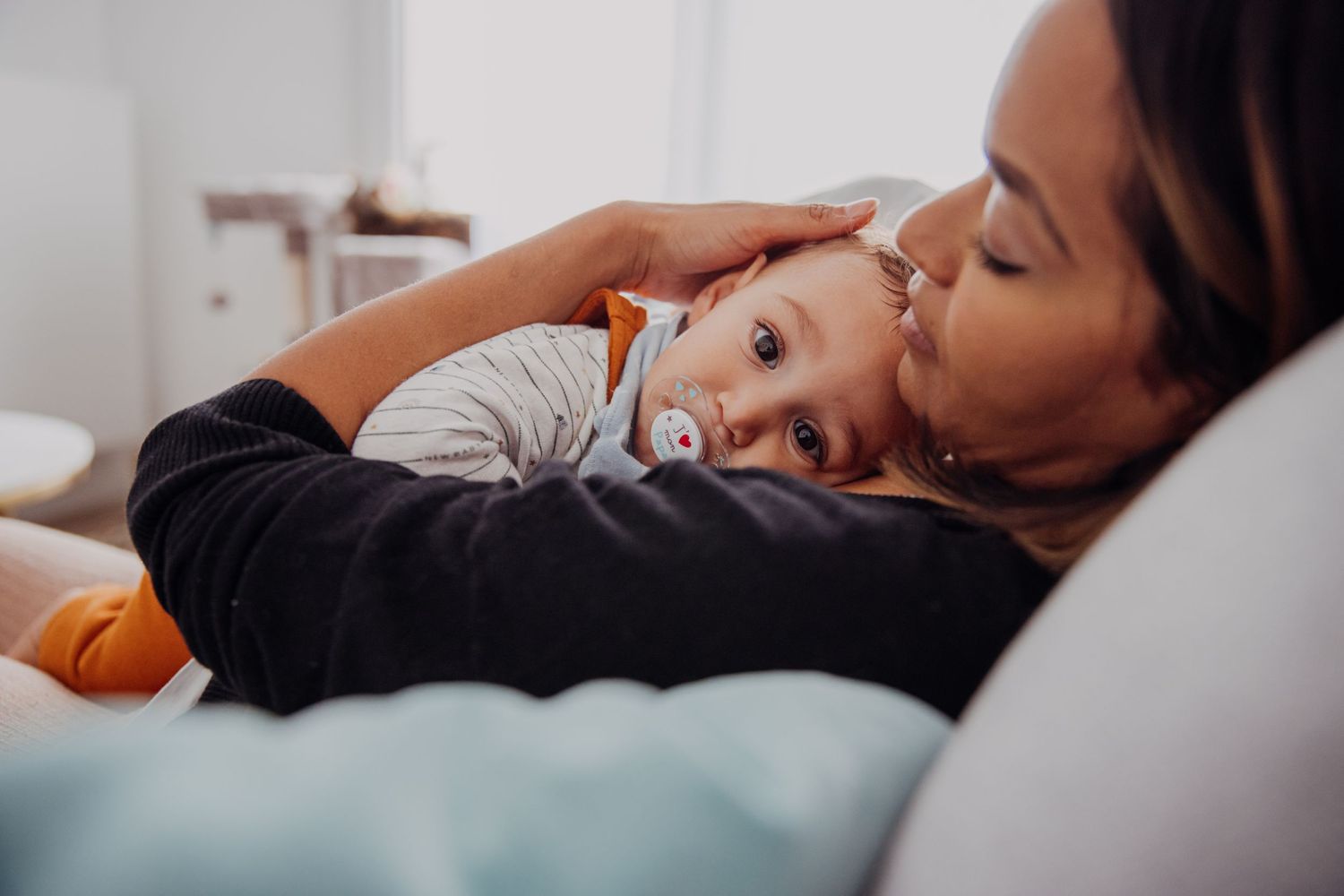 Une maman cajole son bébé à l'occasion d'une séance photo offerte pour la fête des mères