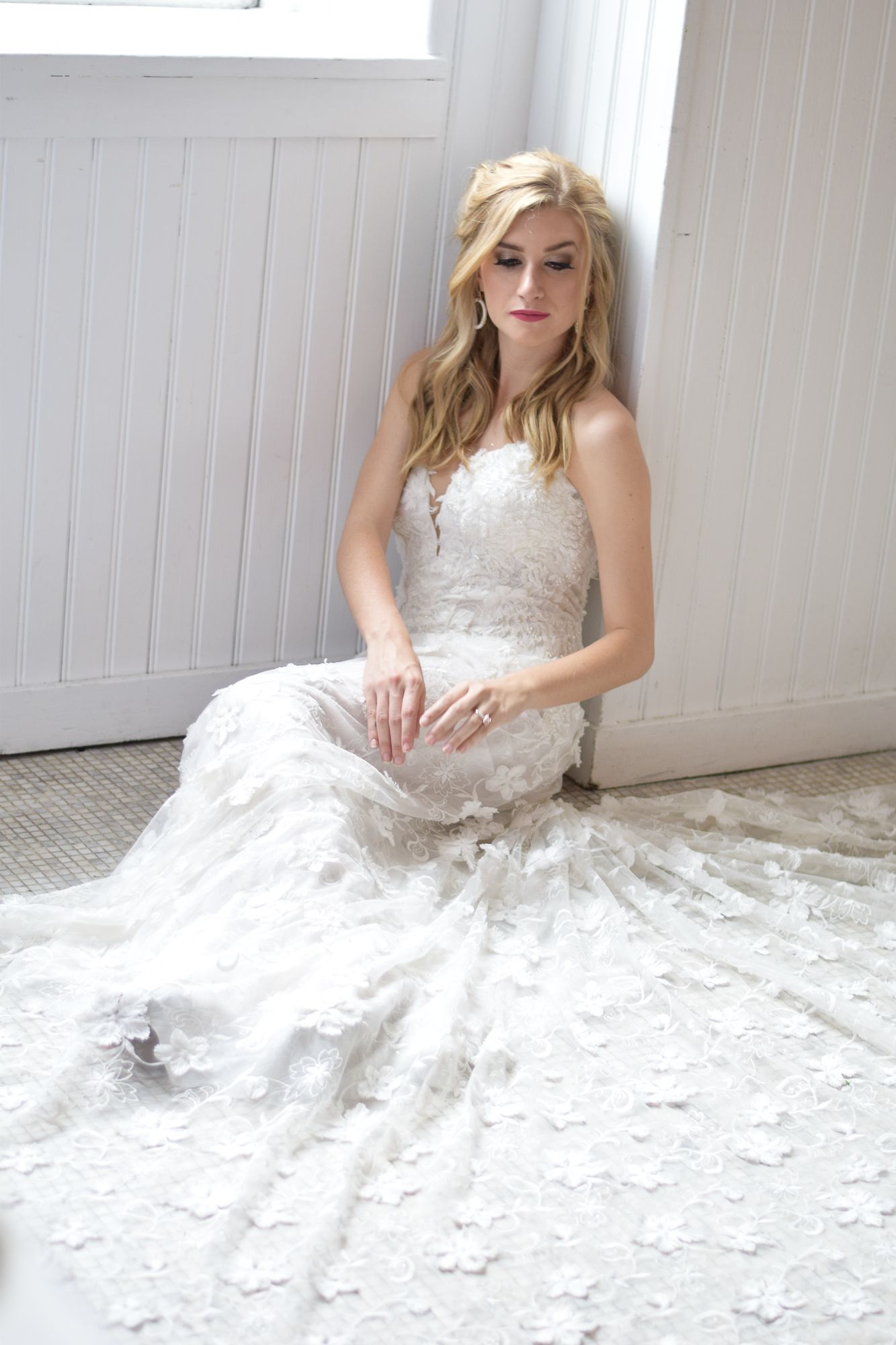 Bride sitting down on the flor pose