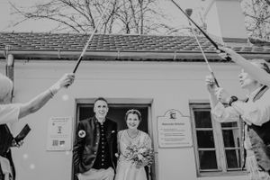 Traditionelle Hochzeitszeremonie mit Bogen aus gekreuzten Schwertern.