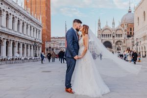 Hochzeitsfoto am Markusplatz in Venedig mit der Basilika im Hintergrund.