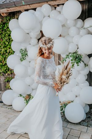 Weißer Ballonbogenhintergrund mit Grün für Hochzeitsfotos.
