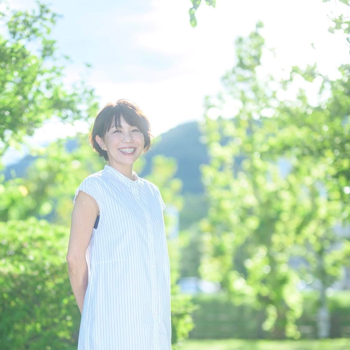 Smiling Japanese woman in striped sleeveless dress standing in lush green park on sunny summer day.
ウェディングプランナー
ハワイウェディング
ハワイ挙式