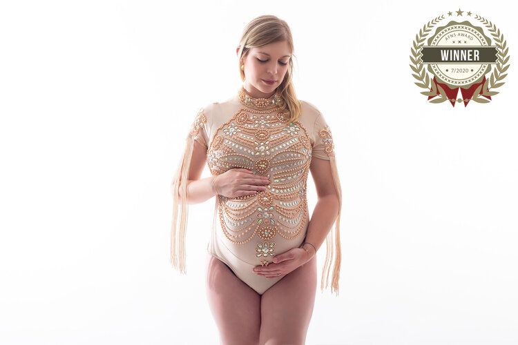 Photographe récompensée maternité en studio à Bordeaux et prignac et marcamps à 5min de st andré de cubzac. séance grossesse en studio
