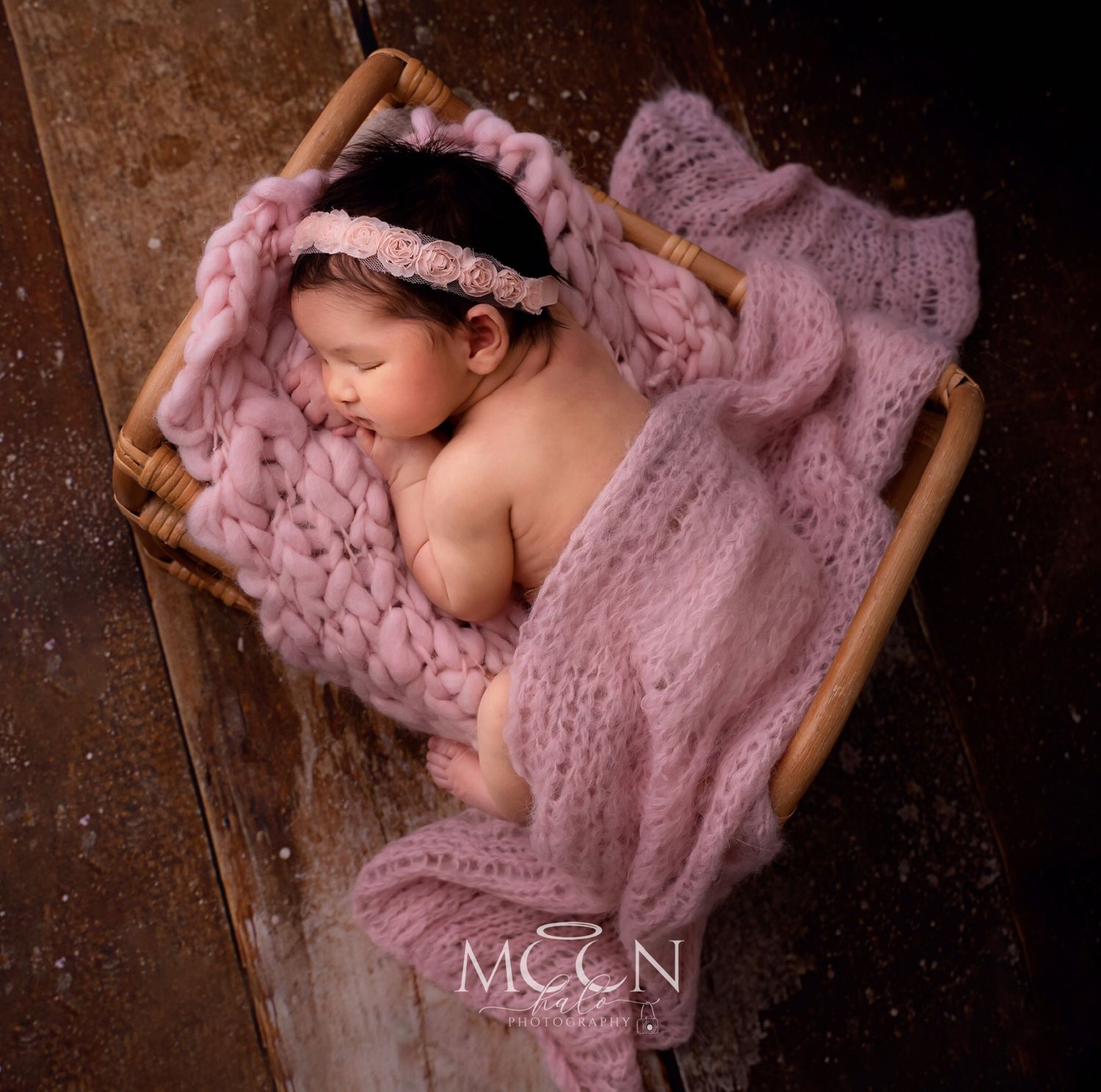 Expert newborn, maternity, family & cake smash photography in Hayes, West London. Studio & home sessions with props, backdrops & accessories