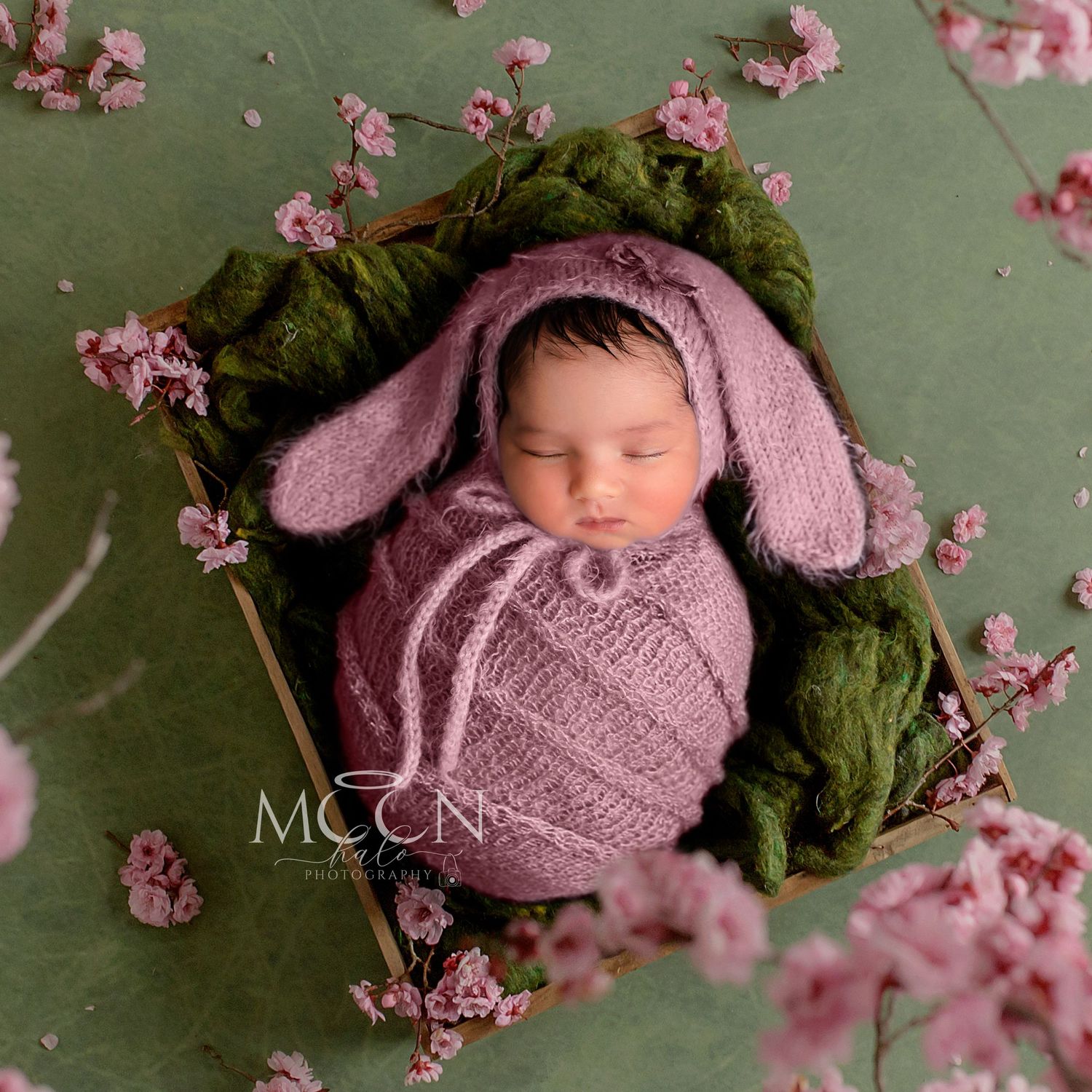 Expert newborn, maternity, family & cake smash photography in Hayes, West London. Studio & home sessions with props, backdrops & accessories