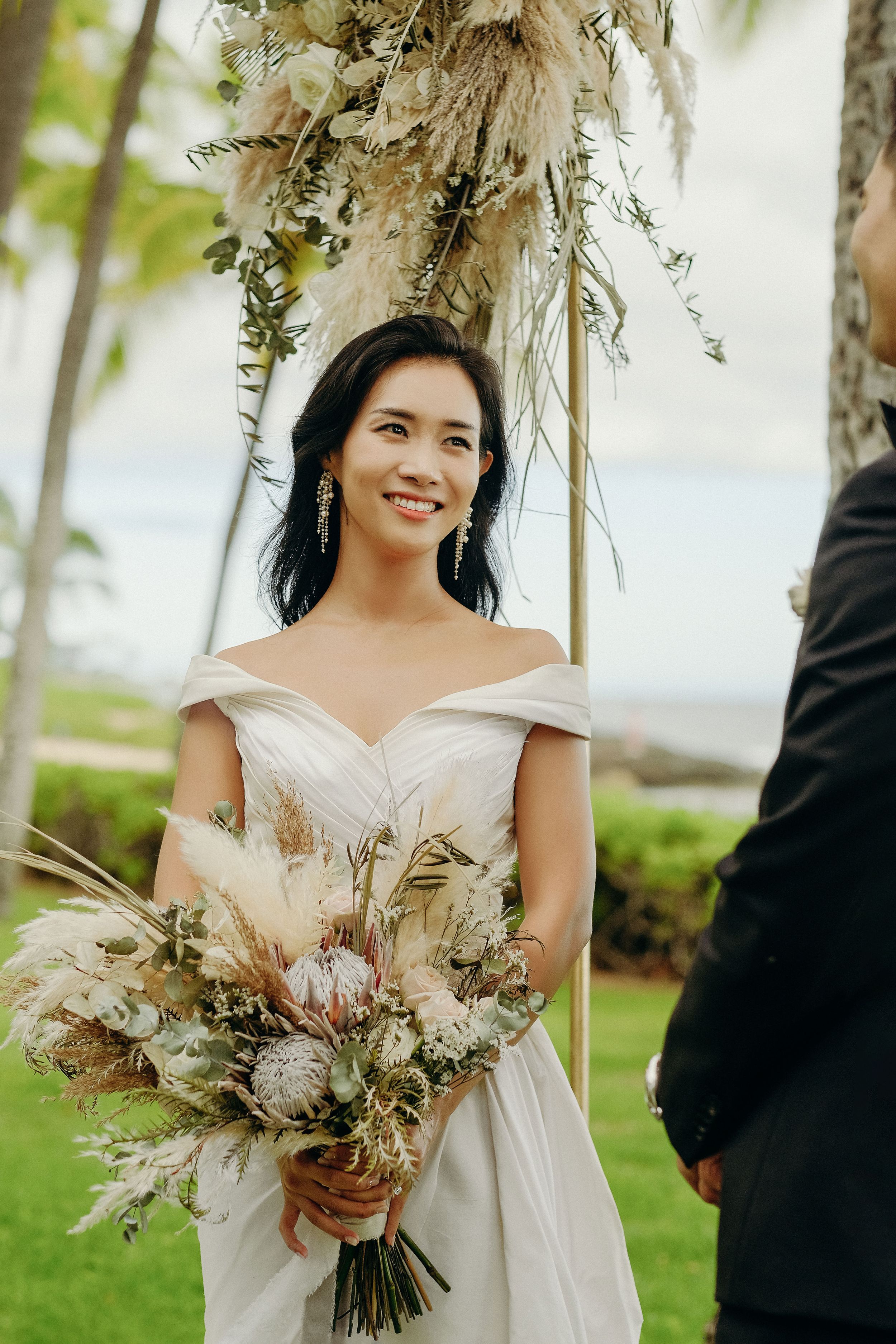 Bride's style for a wedding in Hawaii