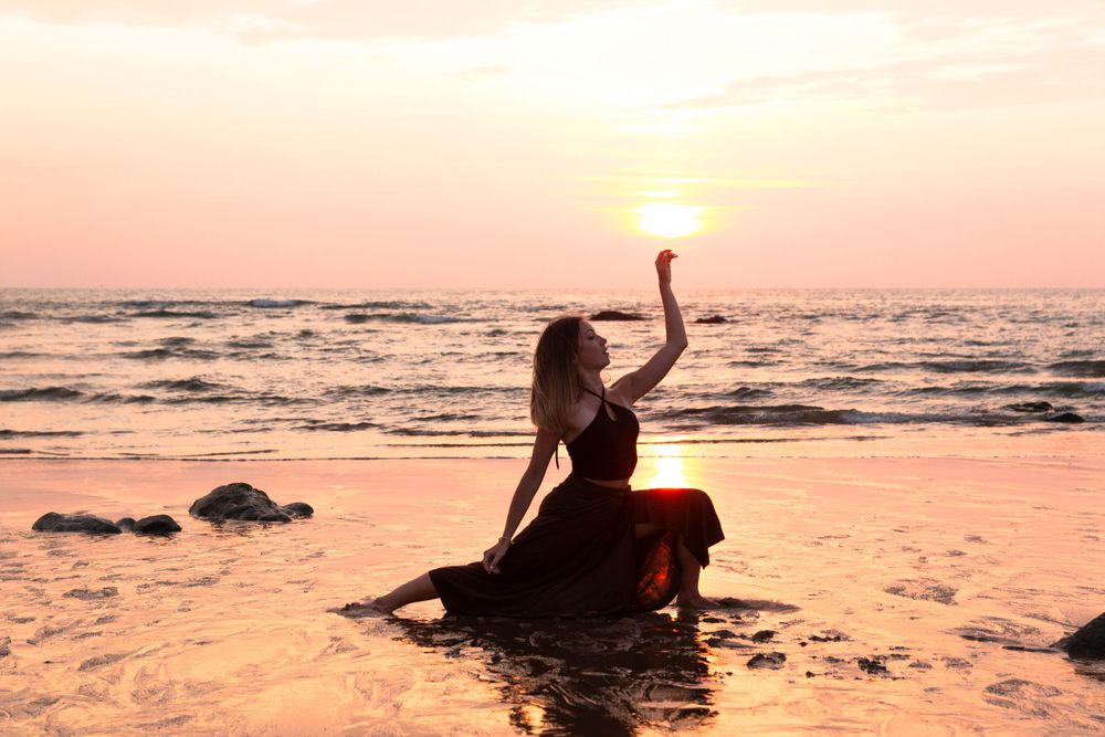 Portrait de danse sur la plage, au coucher de soleil, Pays Basque
