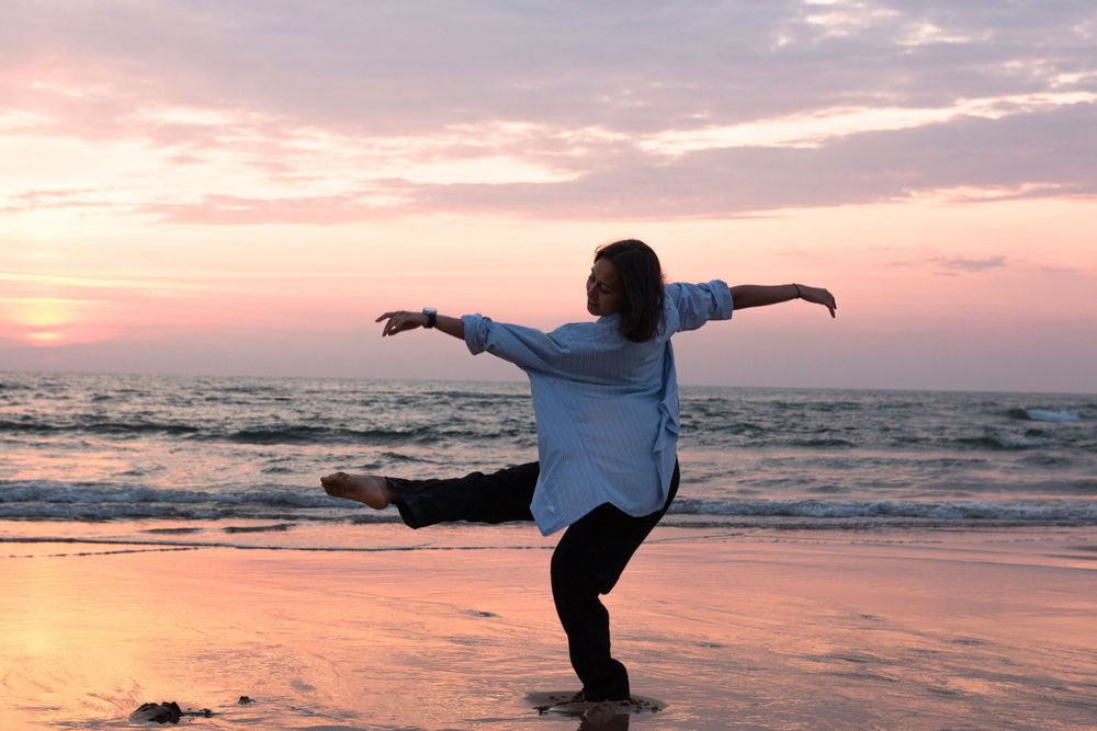 Portrait de danse sur la plage, au coucher de soleil, Pays Basque