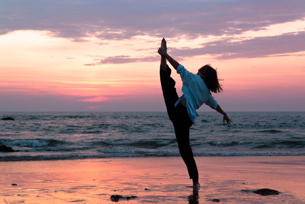 Portrait de danse sur la plage, au coucher de soleil, Pays Basque
