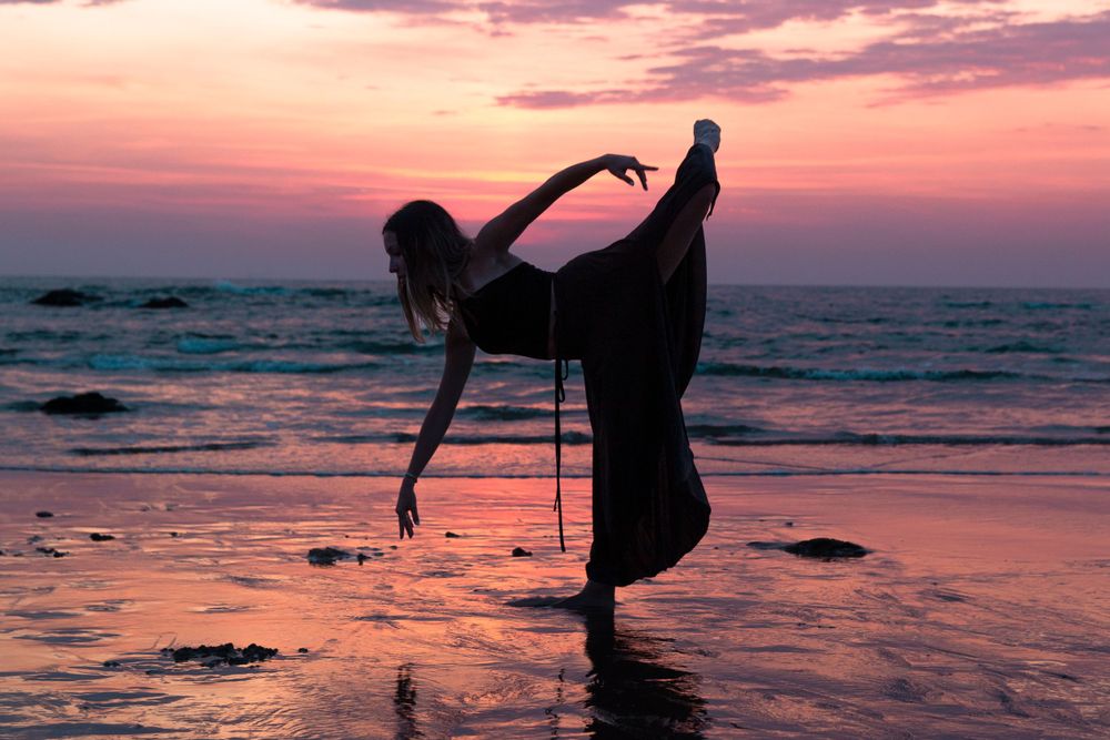 Portrait de danse sur la plage, au coucher de soleil, Pays Basque