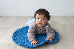 newborn baby and child photographer based in ashford kent england united kingdom in studio luxury sessions newborn little sitters cakesmash