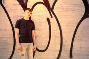 garrettsville senior photographer in ohio, high school senior with cleveland grafitti, industrial high school senior photography in ohio,